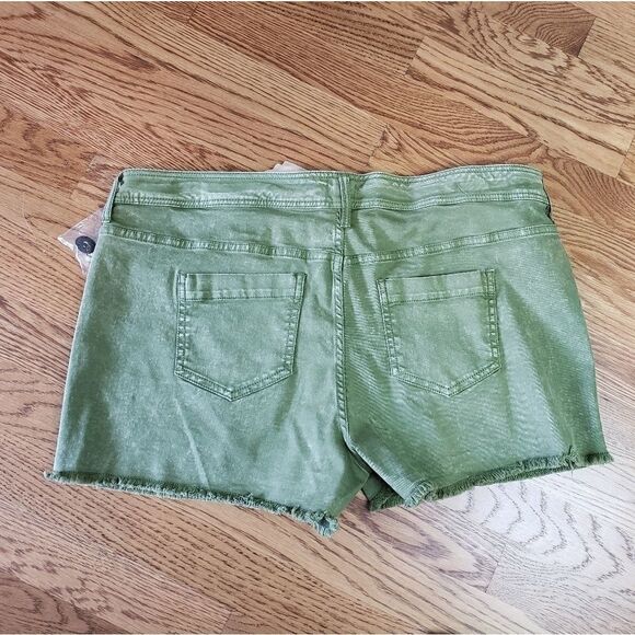 Green Khaki Shorts with stretch! - Picture 2 of 4